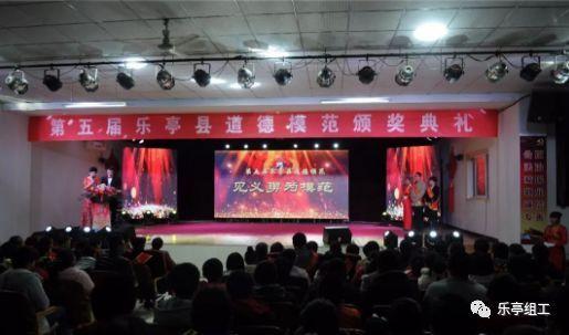 福建女子门口铺水泥路,邻居老太就见不得好,宁愿脏鞋也要踩上去